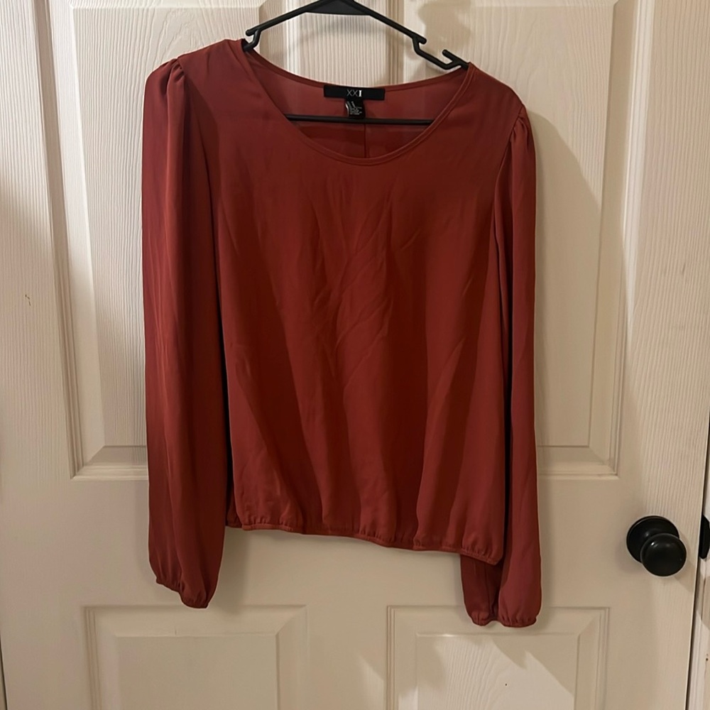 Rusty orange top with cute bottoms down back. Banded sleeves and waist line